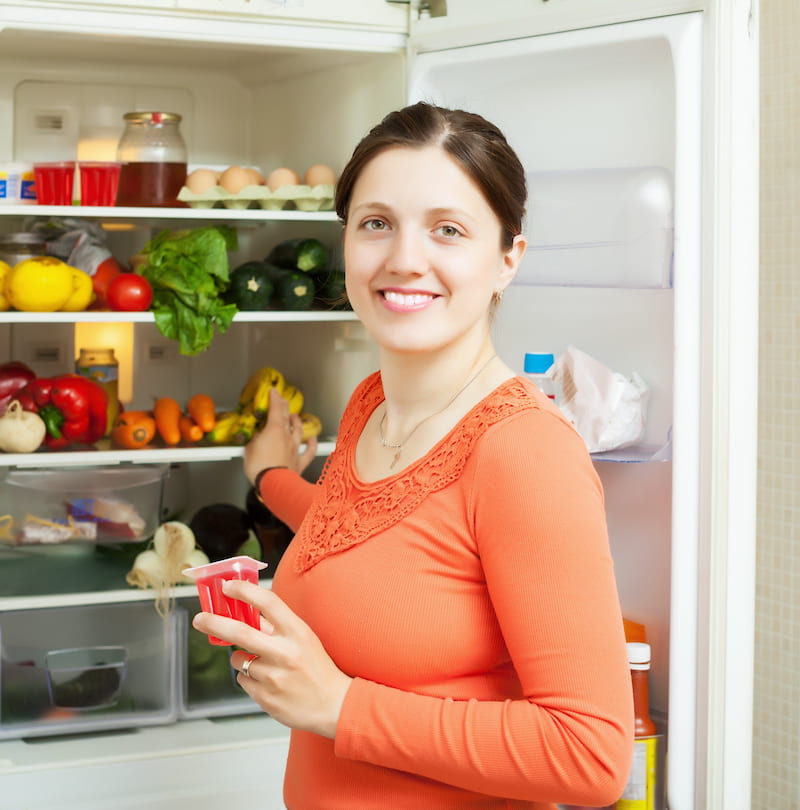 Mulher feliz com a sua geladeira