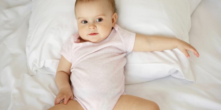 Como vestir o bebê para dormir a noite no calor