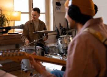 Piano digital x acústico para estudo: resposta de tecla, polifonia e conectividade