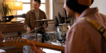 Piano digital x acústico para estudo: resposta de tecla, polifonia e conectividade