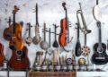 O que considerar ao comprar sua primeira guitarra ou baixo para estudo