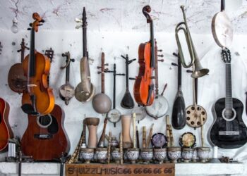 O que considerar ao comprar sua primeira guitarra ou baixo para estudo