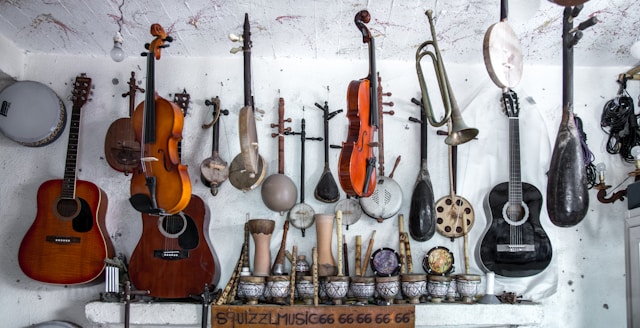 O que considerar ao comprar sua primeira guitarra ou baixo para estudo